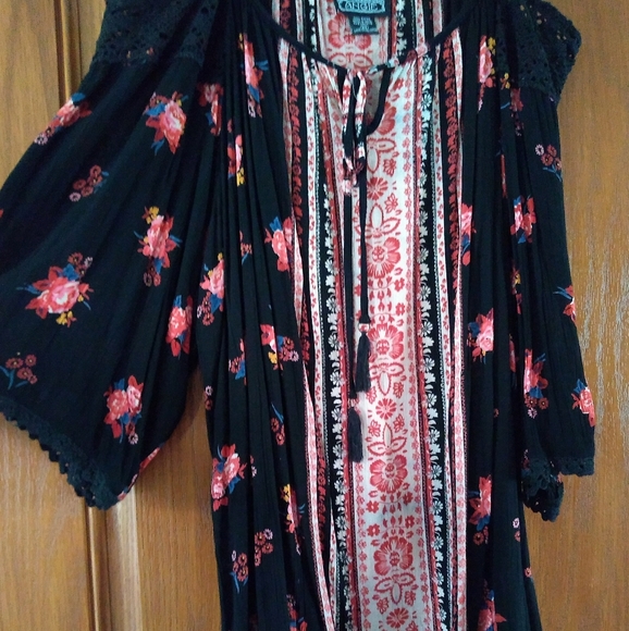 NWOT cold shoulder floral boho top - Picture 7 of 10